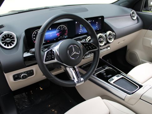 Used 2025 Mercedes-Benz GLA 250 4MATIC image 5