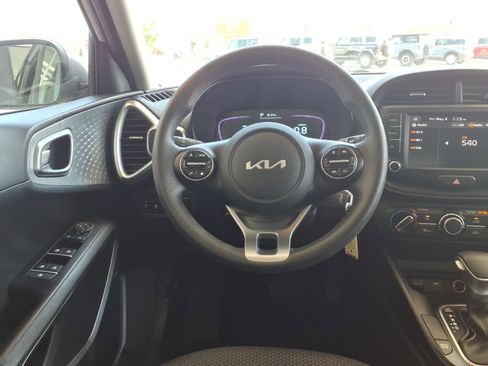Used 2025 Kia Soul LX w/ LX Technology Package FWD image 17