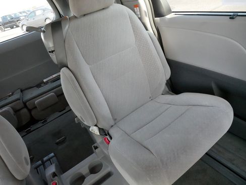 Certified 2018 Toyota Sienna LE FWD image 14