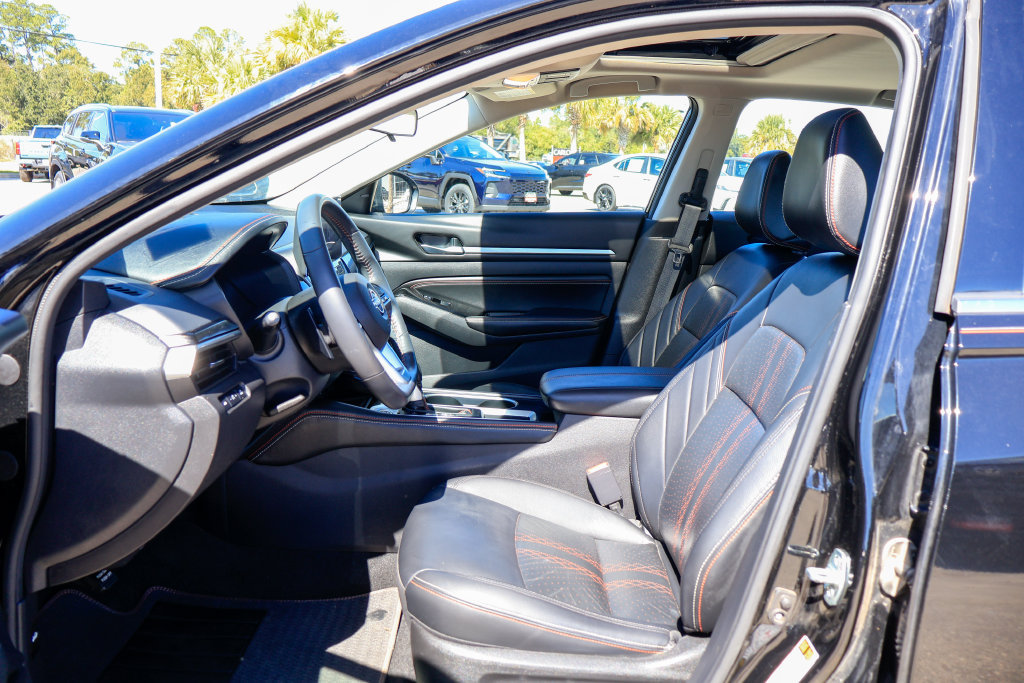 Used 2023 Nissan Altima 2.5 SR w/ SR Premium Package FWD image 9