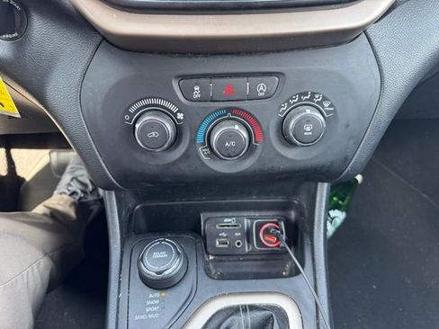 Used 2017 Jeep Cherokee Altitude image 16