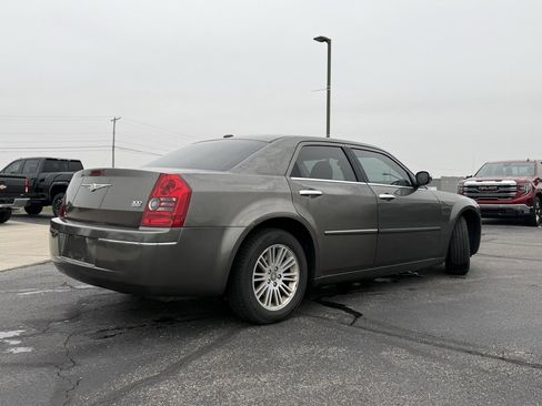 Used 2010 Chrysler 300 Touring image 2
