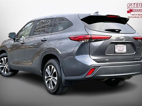 Used 2023 Toyota Highlander XLE image 4