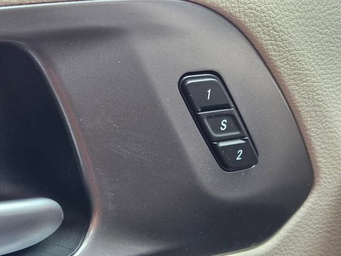 Used 2024 Chrysler Pacifica Limited FWD image 33