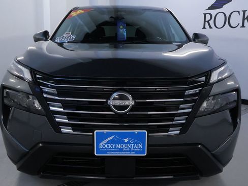 Used 2024 Nissan Rogue SV image 2