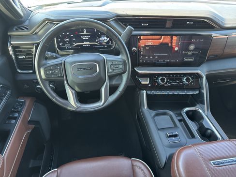 Used 2025 GMC Sierra 2500 Denali Ultimate image 17