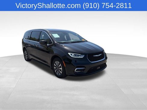 Used 2025 Chrysler Pacifica Select image 10