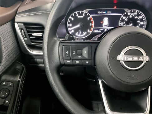 Used 2023 Nissan Rogue SV image 23