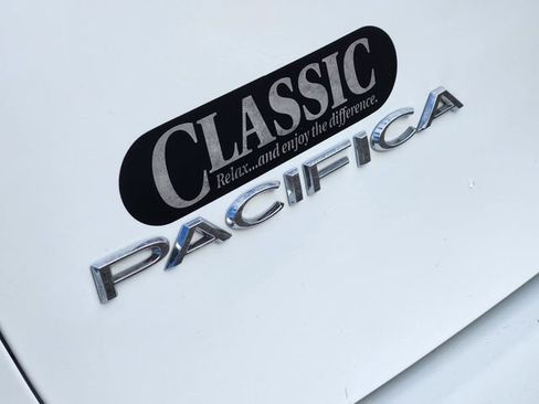 Used 2025 Chrysler Pacifica Select FWD image 12