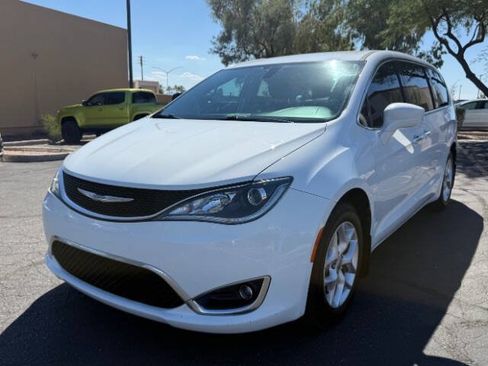 Used 2018 Chrysler Pacifica Touring Plus w/ Tire & Wheel Group FWD image 7