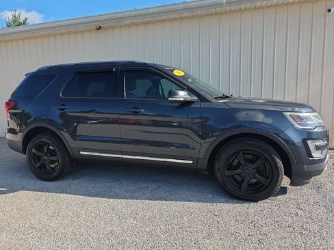 Used 2017 Ford Explorer XLT w/ Equipment Group 202A AWD/4WD image 2