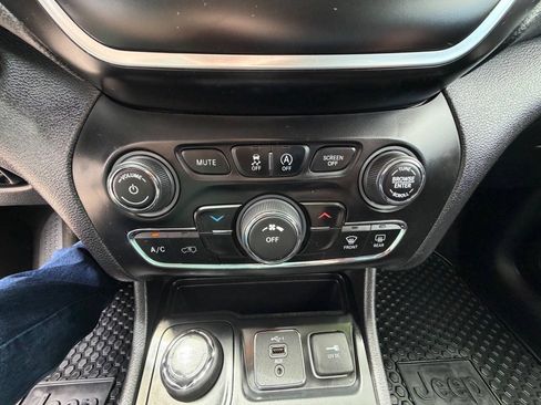 Used 2020 Jeep Cherokee Latitude Plus w/ Cold Weather Group AWD/4WD image 21