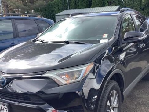 Used 2018 Toyota RAV4 LE AWD/4WD image 2