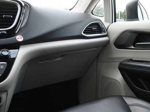 Used 2023 Chrysler Pacifica Touring-L FWD image 9