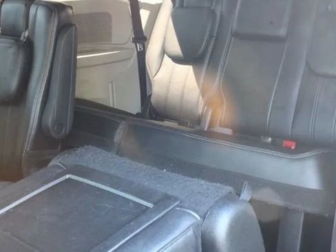 Used 2015 Chrysler Town & Country Touring image 9