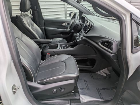 Used 2023 Chrysler Pacifica Limited w/ S Appearance Package image 33