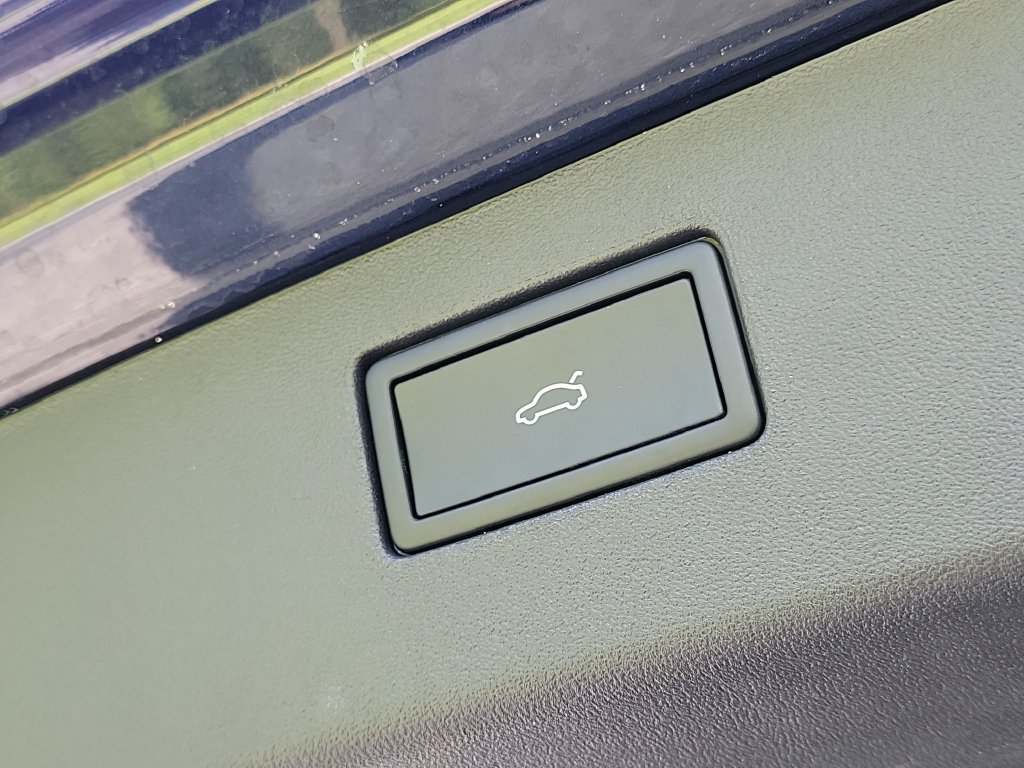 Certified 2026 Volkswagen Tiguan SE R-Line FWD image 8