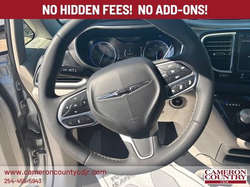 Used 2023 Chrysler Pacifica Touring-L FWD image 15