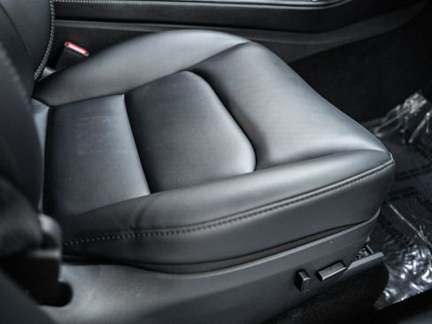 Used 2024 Tesla Model Y Long Range image 37