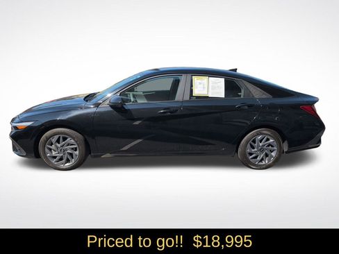 Certified 2024 Hyundai Elantra SEL FWD image 3