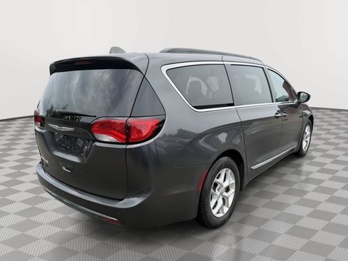Used 2017 Chrysler Pacifica Touring-L w/ Tire & Wheel Group FWD image 9
