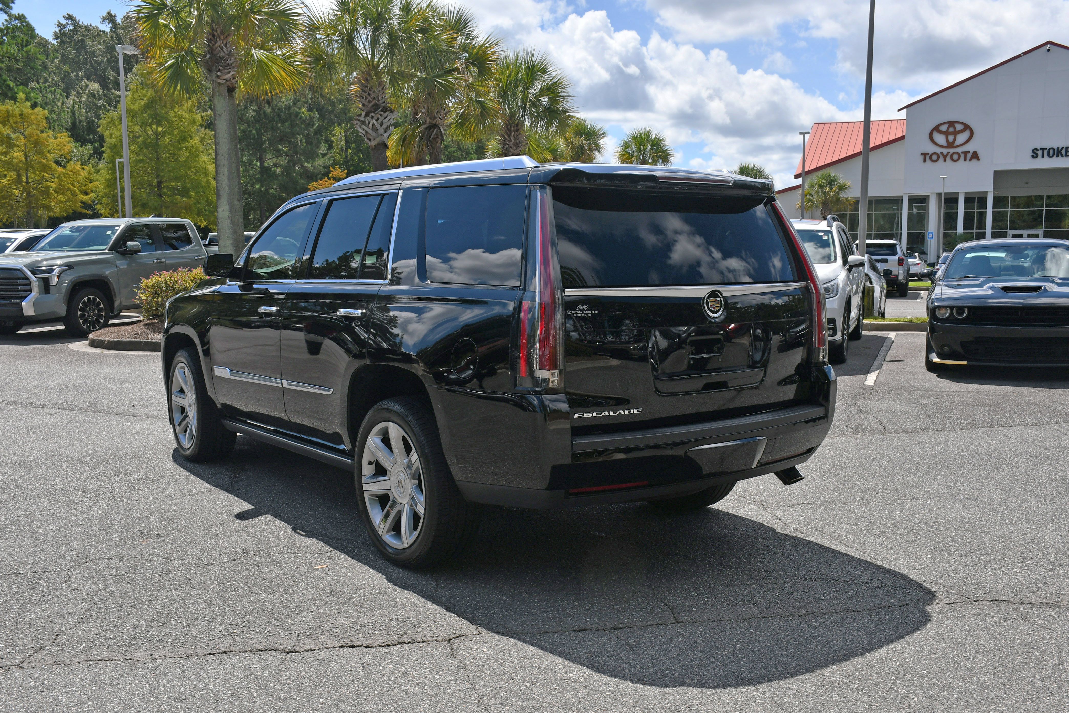 Used 2015 Cadillac Escalade Premium RWD image 3