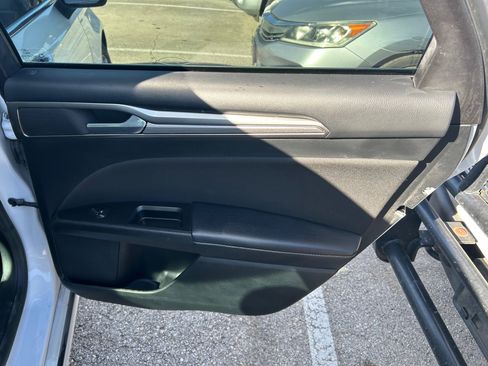 Used 2017 Ford Fusion SE image 15