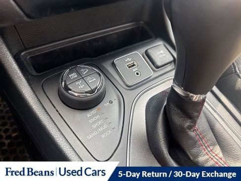 Used 2019 Jeep Cherokee Trailhawk image 25