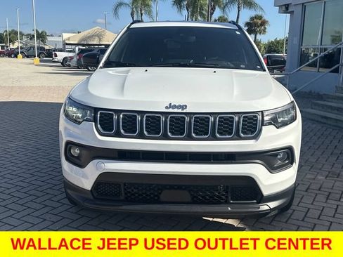 Used 2025 Jeep Compass Latitude AWD/4WD image 3
