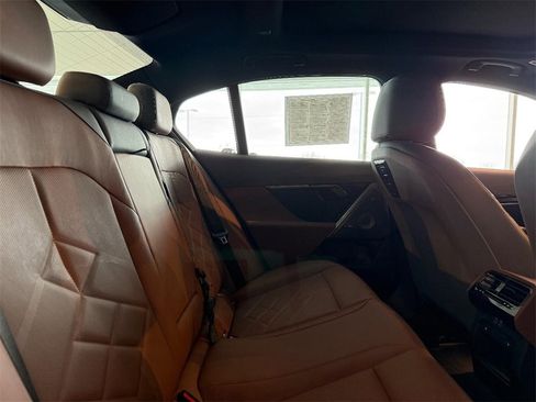 Used 2025 BMW 550e xDrive w/ Premium Package image 10