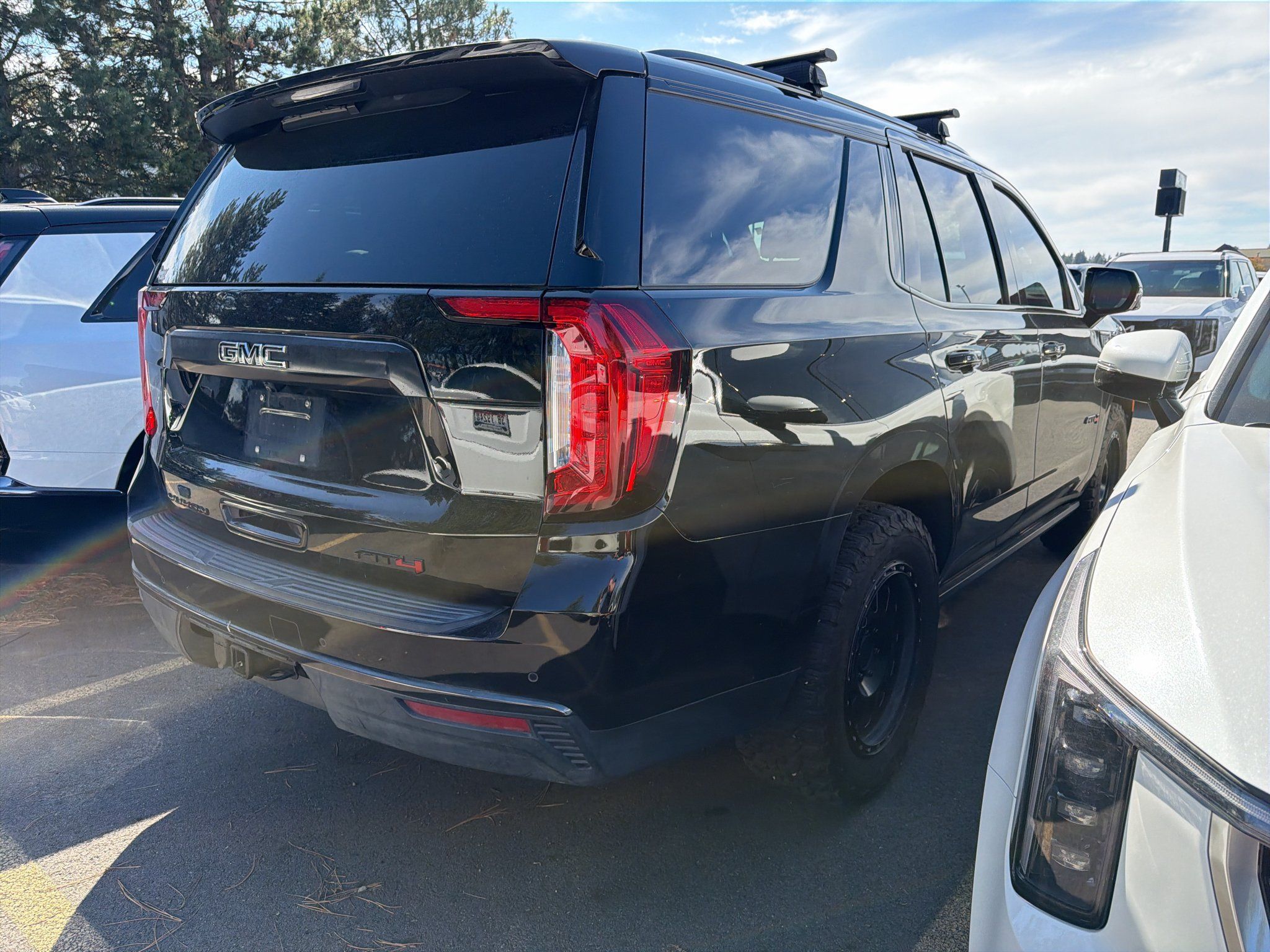 Used 2021 GMC Yukon AT4 w/ AT4 Premium Plus Package AWD/4WD image 4