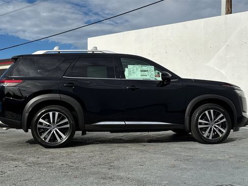 New 2025 Nissan Pathfinder Platinum image 4