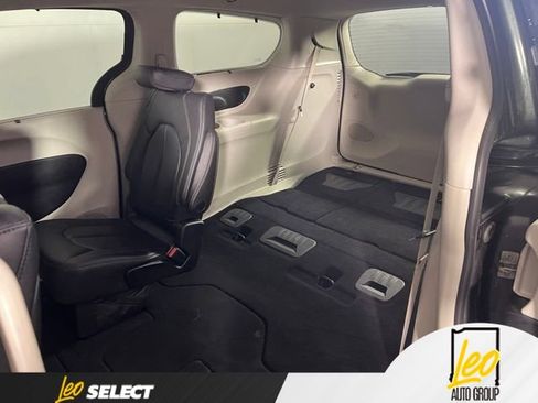 Used 2018 Chrysler Pacifica Touring-L Plus w/ Tire & Wheel Group FWD image 11