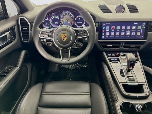 Used 2022 Porsche Cayenne Platinum Edition image 25