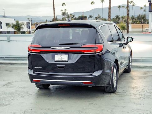Certified 2024 Chrysler Pacifica Touring-L image 9