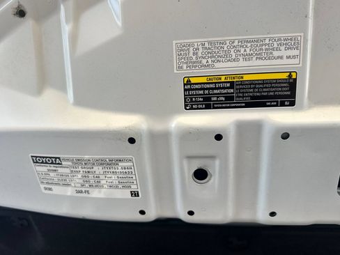 Used 2018 Toyota RAV4 LE w/ All Weather Liner Package FWD image 32