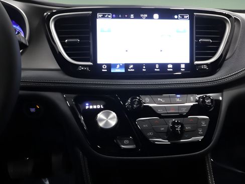 New 2027 Chrysler Pacifica Limited FWD image 21
