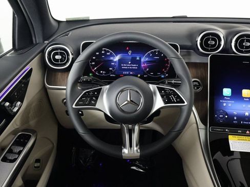 Used 2026 Mercedes-Benz GLC 300 image 3