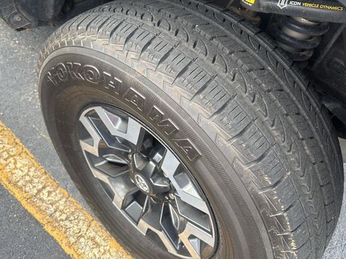 Used 2022 Toyota Tacoma TRD Off-Road w/ Technology Package image 8