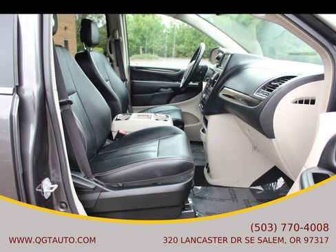 Used 2016 Chrysler Town & Country Touring image 20