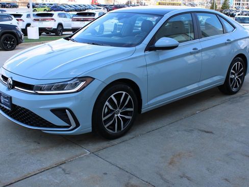 Used 2025 Volkswagen Jetta SE w/ Sunroof Package FWD image 3