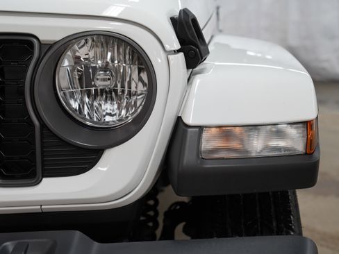 Used 2024 Jeep Gladiator Sport image 14