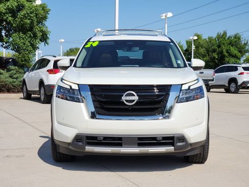 Used 2024 Nissan Pathfinder Platinum FWD image 2