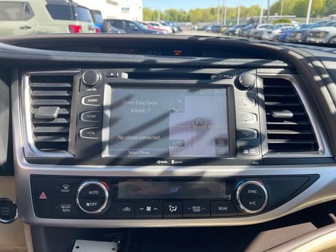 Used 2014 Toyota Highlander XLE FWD image 10