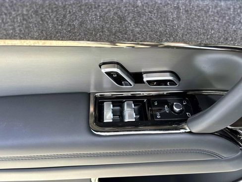 Used 2025 Land Rover Range Rover Sport image 12