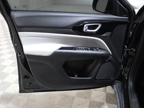 Used 2025 Jeep Compass Limited image 15