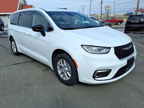 New 2026 Chrysler Pacifica Select image 3