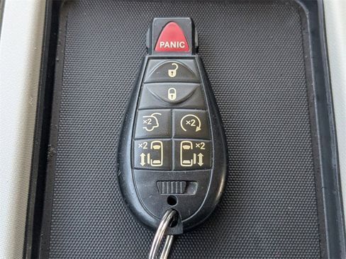 Used 2015 Chrysler Town & Country Touring-L w/ Driver Convenience Group image 38