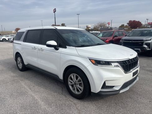 Used 2024 Kia Carnival LX image 8