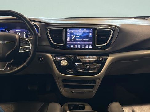 Used 2020 Chrysler Pacifica Touring-L w/ Advanced Safetytec Group FWD image 24